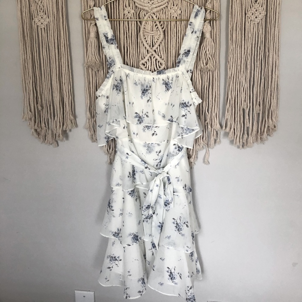 White and blue ruffle dress with tie waist 💙